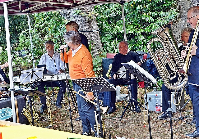 Washboard Wiggles: Rolph Dreyer (l.) verblüfft sogar seine Kollegen von der Casa Loma Jazz Band. Fotos: Roland Bürki
