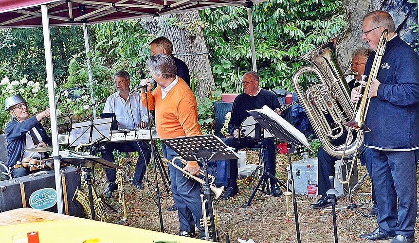 Washboard Wiggles: Rolph Dreyer (l.) verblüfft sogar seine Kollegen von der Casa Loma Jazz Band. Fotos: Roland Bürki
