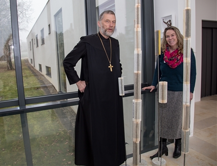 Kunst im Kurhaus Kreuz: Abt Peter von Sury und Pia Zeugin bei der sechsteiligen Skulptur «Wunderwald» von Angie Steiger. Foto: Martin Staub