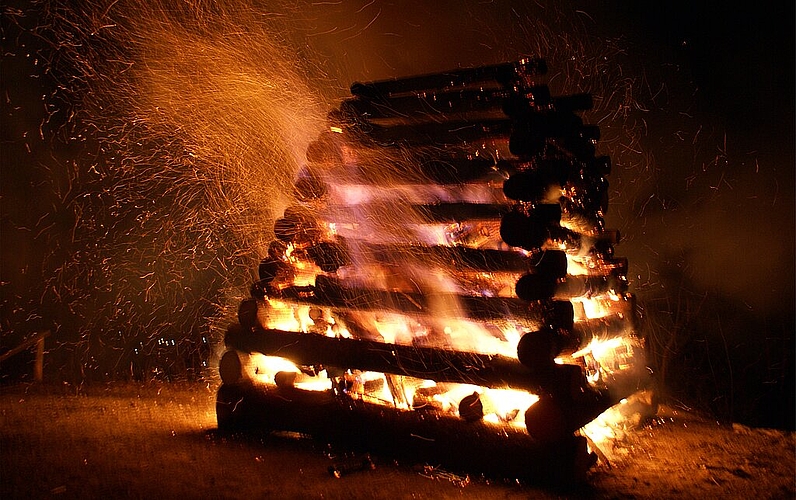 Funkenregen: Holzstoss speit Feuer und Flamme. Fotos: Jürg Jeanloz
