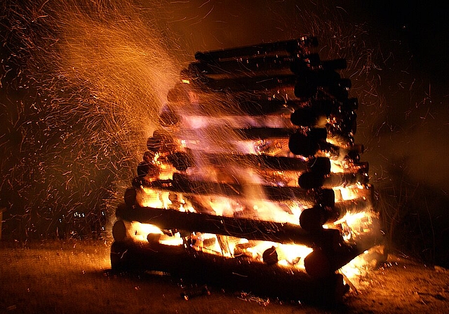 Funkenregen: Holzstoss speit Feuer und Flamme. Fotos: Jürg Jeanloz
