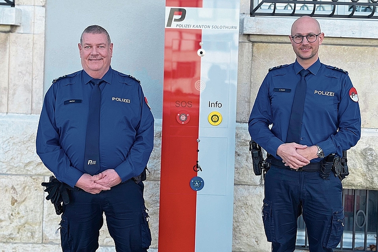 Rekordverdächtig: Daniel Walter (l.) war für die Polizei des Kantons Solothurn 42,5 Jahre im Einsatz, 20 Jahre in Breitenbach als Postenchef. Nachfolger wird Christian Bieler, der ursprünglich seine Karriere beim Korps des Kantons Basel-Stadt star