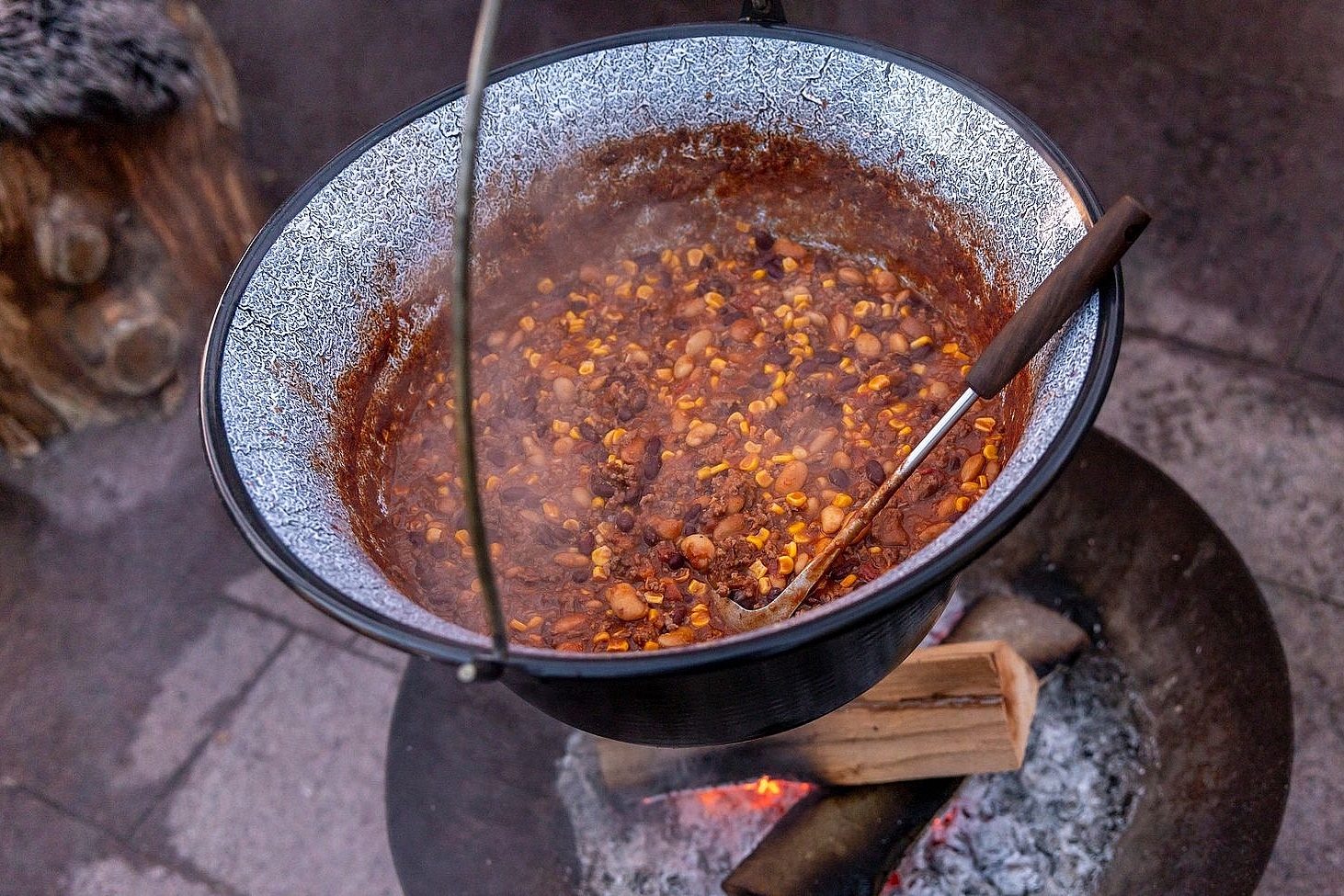 Wärmend: Im Pfaditopf köchelt das Chili con Carne. Fotos: Katja Schmidlin