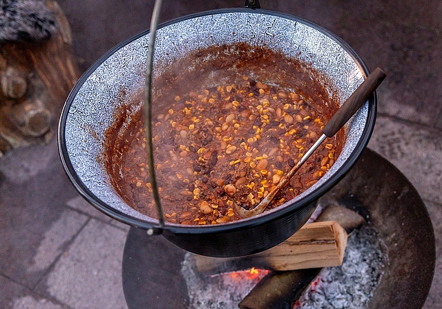 Wärmend: Im Pfaditopf köchelt das Chili con Carne. Fotos: Katja Schmidlin