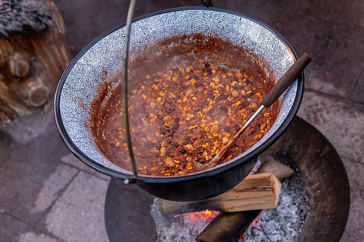 Wärmend: Im Pfaditopf köchelt das Chili con Carne. Fotos: Katja Schmidlin