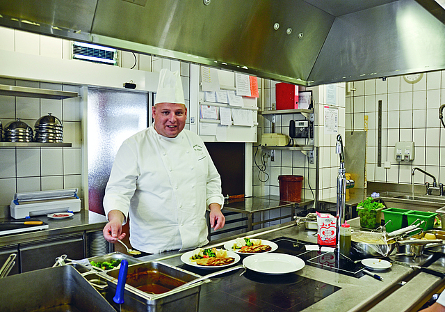 Kocht immer noch leidenschaftlich gerne: Urs Schindler, seit 20 Jahren Chef auf dem «Schlosshof».  Foto: Jay Altenbach