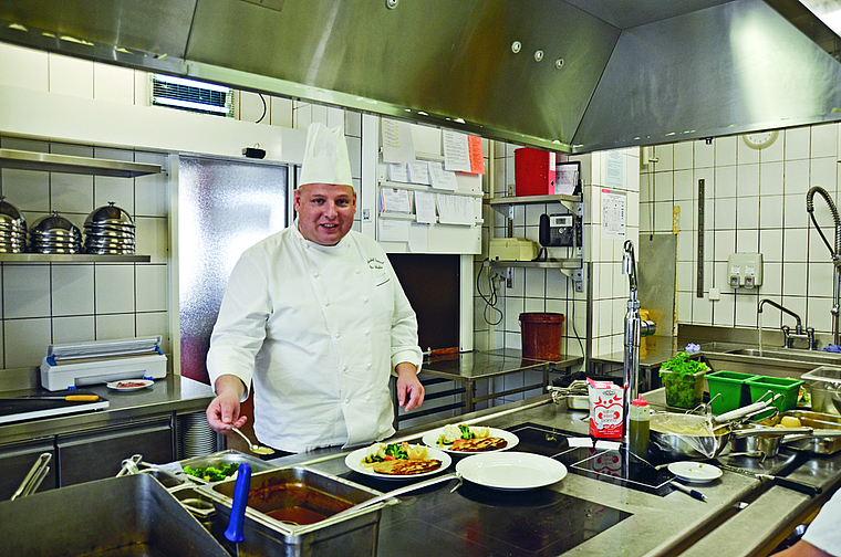 Kocht immer noch leidenschaftlich gerne: Urs Schindler, seit 20 Jahren Chef auf dem «Schlosshof». Foto: Jay Altenbach