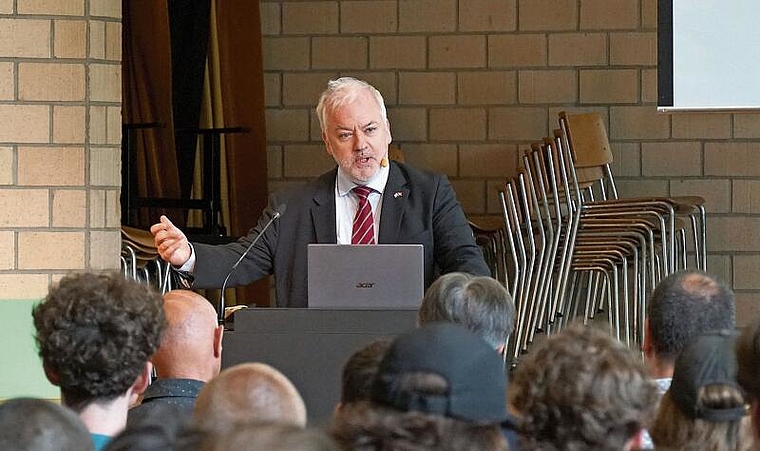 «Für mich ist EU-Recht kein fremdes Recht»: Jean-Claude Meyer, der luxemburgische Botschafter, referiert am Gymnasium Münchenstein. Foto: Tobias Gfeller