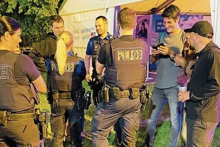 Polizeieinsatz: Gemeinderat Kevin Voegtli kassierte – trotz Bewilligung – eine Anzeige wegen Ruhestörung. Die Dorf-Party konnte dennoch weitergehen. zVg