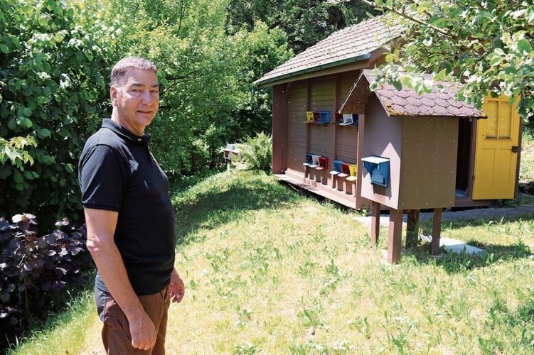 Imker mit eidgenössischem Fachausweis: Peter Anklin kennt sich in der Welt der Bienen aus. 
         
         
            Foto: Gaby Walther