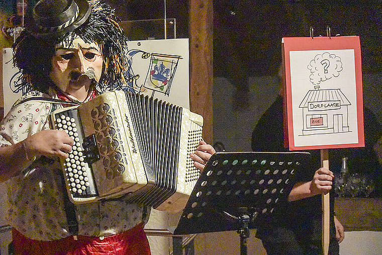 Guiseppe, Schnitzelbangg-Sänger aus Pfeffingen: Er stimmte in den Abend ein, weitere Highlights folgten. Fotos: Bea Asper
