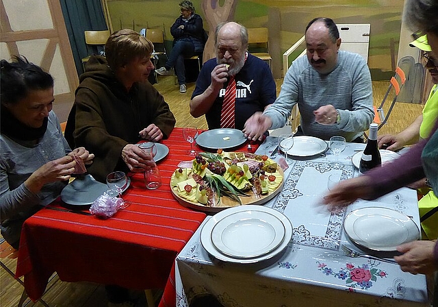 Aussöhnung: Streiten sich Pfarrer und Gemeindepräsident einmal nicht, so trifft man sich gerne zum gemeinsamen Mahl. Foto: Thomas Immoos