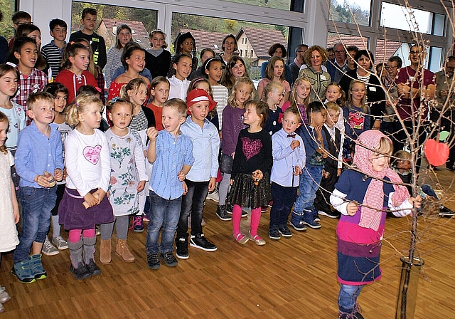 <em>Apfel schütteln: </em>Gesangseinlage der Kinder aus Dittingen Foto: Jürg Jeanloz