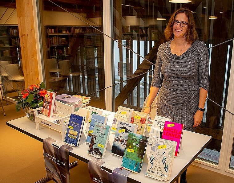 <em>Macht Appetit aufs Lesen: </em>Manuela Hofstätter in der Stedtlibibliothek in Laufen.<em/> <em>Foto: Martin Staub</em>