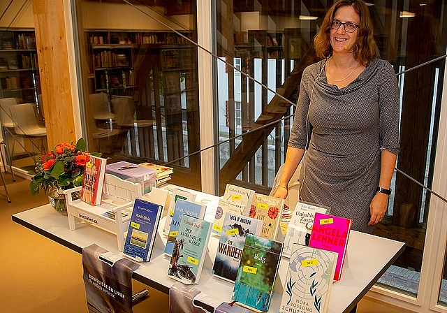 <em>Macht Appetit aufs Lesen: </em>Manuela Hofstätter in der Stedtlibibliothek in Laufen.<em/> <em>Foto: Martin Staub</em>