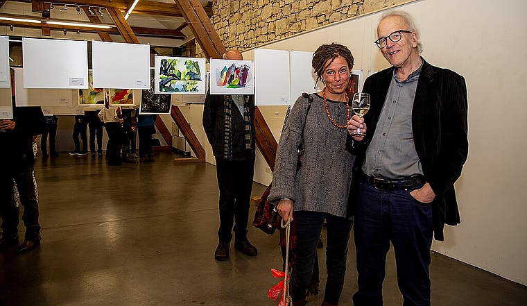 <em>Einer der Gründer des Brauerei-Chällers: </em>Gery Vitt mit der Künstlerin Lara Oser, die sich zusammen mit weiteren 42 Kunstschaffenden an der aktuellen Jubiläumsausstellung in der Galerie Alts Schlachthuus beteiligt. Foto: Martin Staub