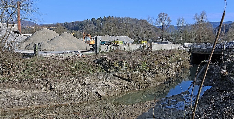 <em>Ein ungewohntes Bild:</em> Der Kanal neben der Laufenstrasse in Zwingen ist leer. Foto: Gini Minonzio