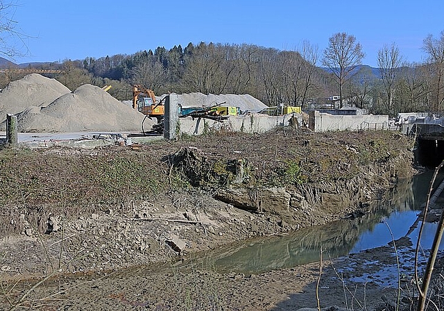 <em>Ein ungewohntes Bild:</em> Der Kanal neben der Laufenstrasse in Zwingen ist leer. Foto: Gini Minonzio