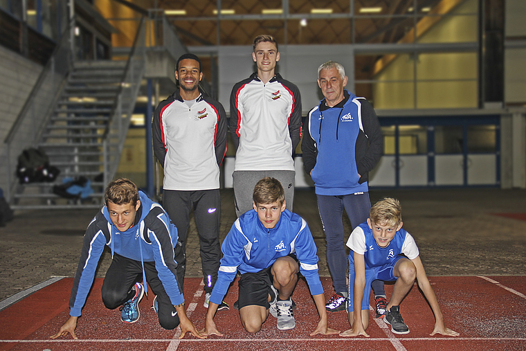 Guter Zusammenhalt: Stehend (v. l.): Marquis Richards, Marco Bösch, Dieter Völlmin. Kniend (v. l.): Rafael Vögtli, Silvan Spichty, Anthony Nagel. Foto: Tobias Gfeller