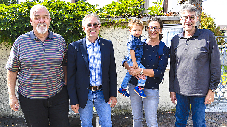 Nehmen zum letzten Mal Anmeldungen entgegen (v. l.): Robi Werdenberg, Daniel Müller, Carol Enderli mit Enkelkind
