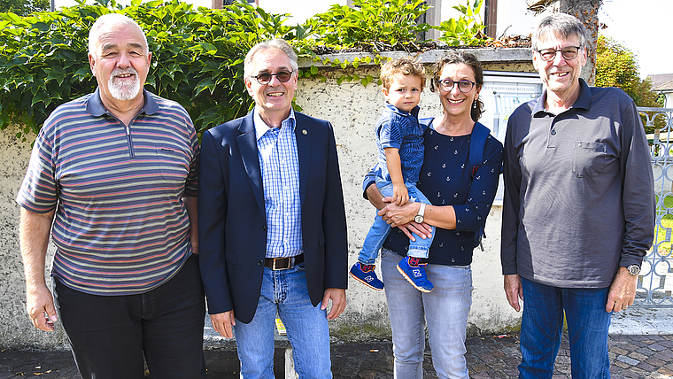 Nehmen zum letzten Mal Anmeldungen entgegen (v. l.): Robi Werdenberg, Daniel Müller, Carol Enderli mit Enkelkind