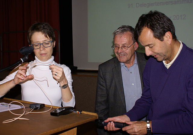 Lösung des gordischen Knotens: Versammlungsvizepräsidentin Sabine Asprion, Vorstandspräsident Hans Herter und der technische Berater Jürg Kappeler.  Foto: Jürg Jeanloz