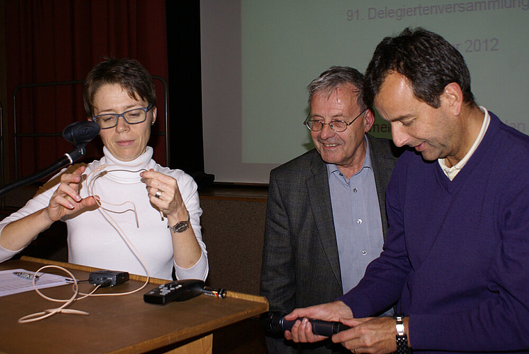 Lösung des gordischen Knotens: Versammlungsvizepräsidentin Sabine Asprion, Vorstandspräsident Hans Herter und der technische Berater Jürg Kappeler. Foto: Jürg Jeanloz