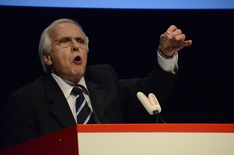 Unterhaltungselement: Walter Andreas Müller als Christoph Blocher brachte die Genossenschafter zum Lachen. Foto: Heiner Leuthardt