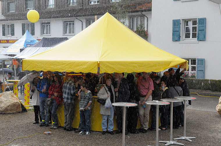 Schnappschuss vom Stadtfest 2010: Der Reinacher Gemeinderat hofft noch immer, dass er bei seiner Suche nach einem OK für das Stadtfest 2015 am Ende nicht im Regen steht. Foto: Heiner Leuthardt