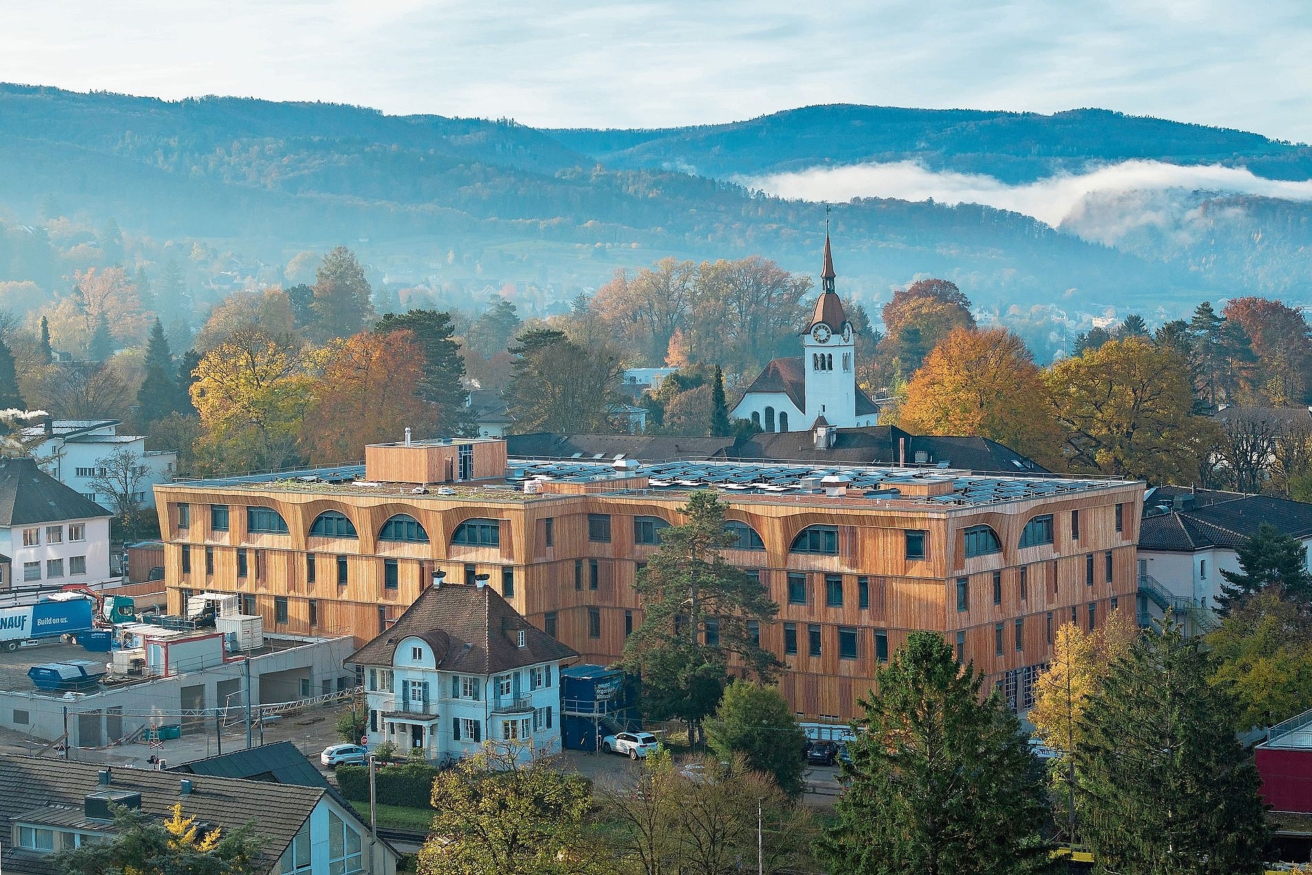 Verspielte Fassade: Das neue Klinikgebäude prägt das Dorfbild am Stollenrain. Fotos: ZVG