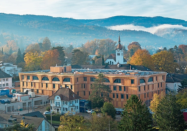Verspielte Fassade: Das neue Klinikgebäude prägt das Dorfbild am Stollenrain. Fotos: ZVG