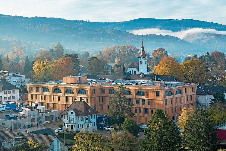 Verspielte Fassade: Das neue Klinikgebäude prägt das Dorfbild am Stollenrain. Fotos: ZVG