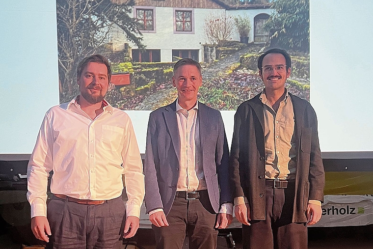 Am Herbstanlass: (v.l.) Ralf Kohler, Geschäftsführer der Kohler Holzbau AG, Roman Baumann, Präsident HEV Dorneck-Thierstein, und der Architekt Julio Gotor. Foto: zVg