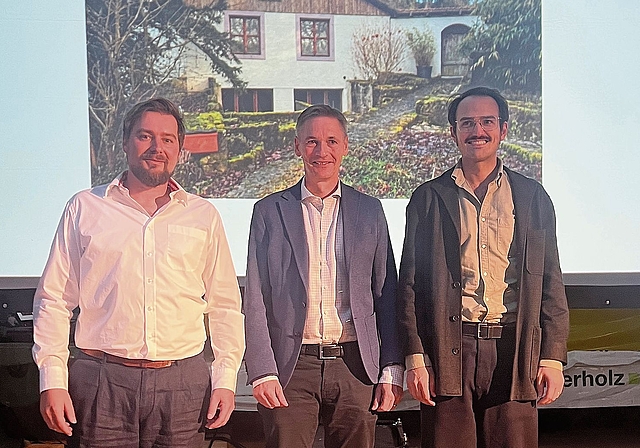 Am Herbstanlass: (v.l.) Ralf Kohler, Geschäftsführer der Kohler Holzbau AG, Roman Baumann, Präsident HEV Dorneck-Thierstein, und der Architekt Julio Gotor. Foto: zVg