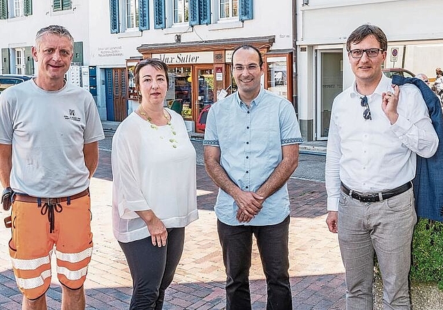 Gemeinsamer Einsatz: (v. l.) Christian Holzherr (stv. Strassenmeister), Susann Barkholdt, Simon Mugier 
und Gemeindepräsident Daniel Urech. Foto: Nicole Nars-Zimmer
