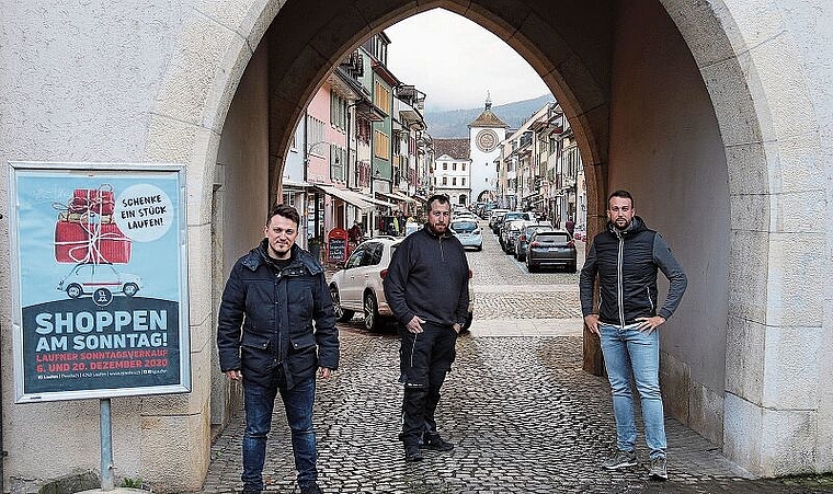 Shoppen am Sonntag: (v.l.) Nafi Emir, Roman Bucher und Niklas Schäublin, Geschäftsleitung der IG Laufen, möchten das Weihnachtsgeschäft ankurbeln. Foto: Gaby Walther