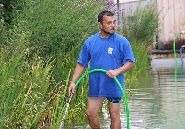Mag es sauber: Badmeister Eljez Berisa reinigt nach dem Regen das Ufer des Naturbades. 