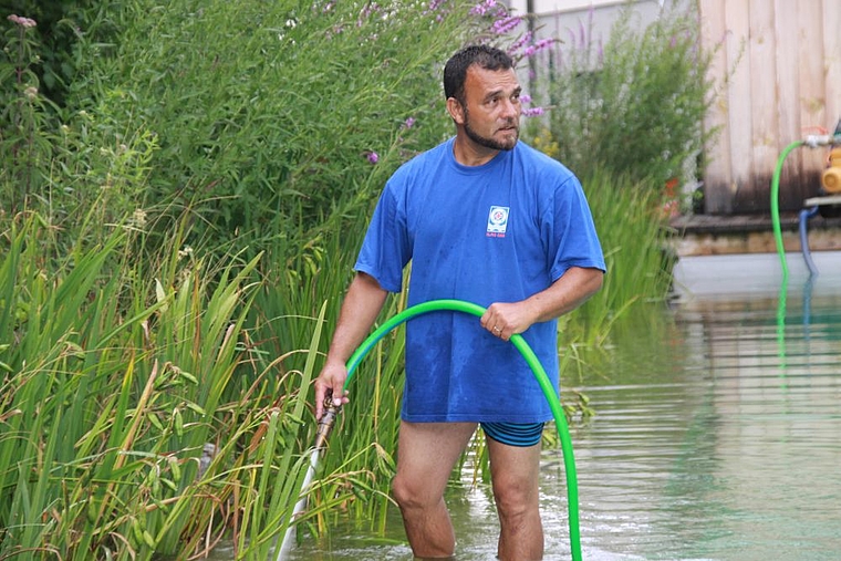 Mag es sauber: Badmeister Eljez Berisa reinigt nach dem Regen das Ufer des Naturbades.