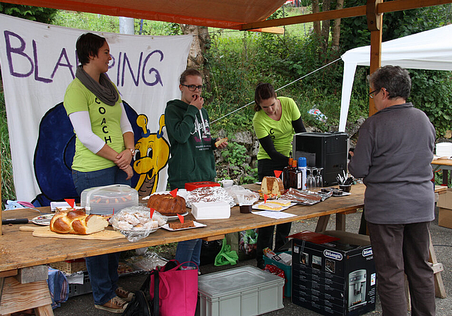 Kuchenverkauf: Der Blauring Erschwil bietet selbstgebackenen Kuchen und Kaffee an.