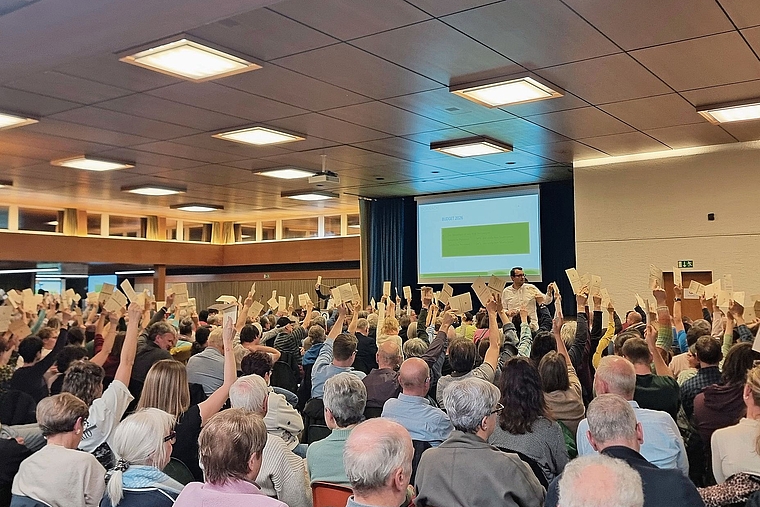 Voller «Treff 12»: Über 400 Stimmberechtigte debattierten während dreieinhalb Stunden über das Budget 2026. Foto: Fabia Maieroni