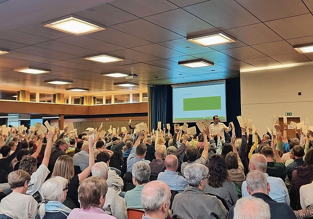 Voller «Treff 12»: Über 400 Stimmberechtigte debattierten während dreieinhalb Stunden über das Budget 2026. Foto: Fabia Maieroni