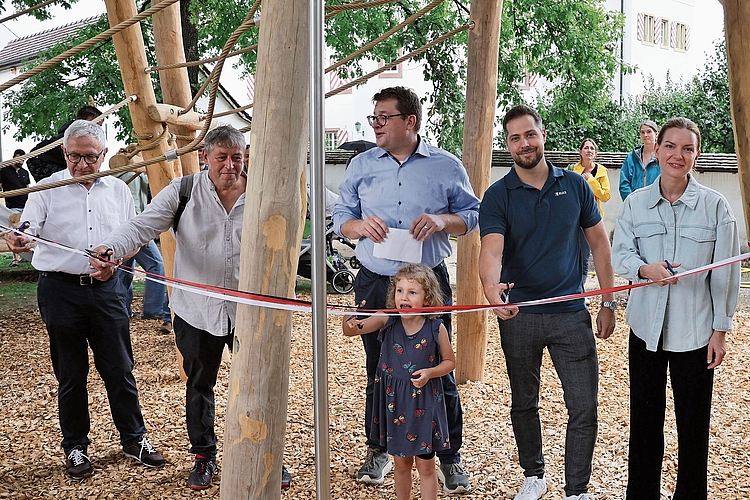 Einweihung (v. l.): Kurt Dörreich (Alfred Vogel Stiftung), Bernhard Hanel (KuKuk), Stephan Hohl (Gemeinderat), Bryan Baumgartner (BLKB) und Deborah Berger (Kinderbüro) hatten tatkräftige Unterstützung beim Durchschneiden des Bandes. Foto: Florin Einweihung (v. l.): Kurt Dörreich (Alfred Vogel Stiftung), Bernhard Hanel (KuKuk), Stephan Hohl (Gemeinderat), Bryan Baumgartner (BLKB) und Deborah Berger (Kinderbüro) hatten tatkräftige Unterstützung beim Durchschneiden des Bandes. Foto: Florin Bürgler