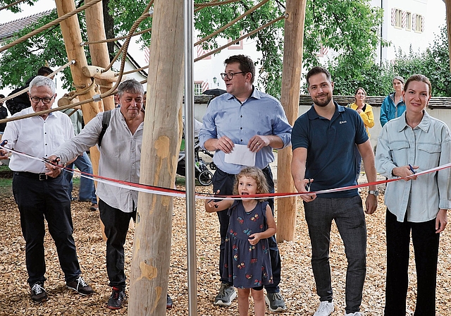 Einweihung (v. l.): Kurt Dörreich (Alfred Vogel Stiftung), Bernhard Hanel (KuKuk), Stephan Hohl (Gemeinderat), Bryan Baumgartner (BLKB) und Deborah Berger (Kinderbüro) hatten tatkräftige Unterstützung beim Durchschneiden des Bandes.  Foto: Florin