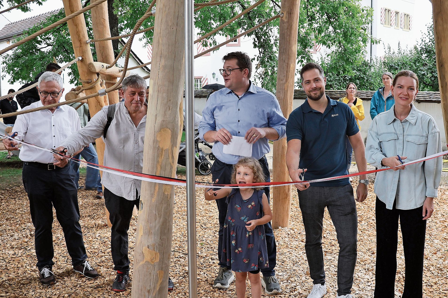 Einweihung (v. l.): Kurt Dörreich (Alfred Vogel Stiftung), Bernhard Hanel (KuKuk), Stephan Hohl (Gemeinderat), Bryan Baumgartner (BLKB) und Deborah Berger (Kinderbüro) hatten tatkräftige Unterstützung beim Durchschneiden des Bandes. Foto: Florin Einweihung (v. l.): Kurt Dörreich (Alfred Vogel Stiftung), Bernhard Hanel (KuKuk), Stephan Hohl (Gemeinderat), Bryan Baumgartner (BLKB) und Deborah Berger (Kinderbüro) hatten tatkräftige Unterstützung beim Durchschneiden des Bandes. Foto: Florin Bürgler