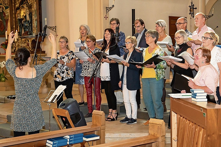 Firmung 2024: Dirigentin Zora Janska holt mit ihren Bewegungen alles aus den Chormitgliedern. Foto: Martin Staub