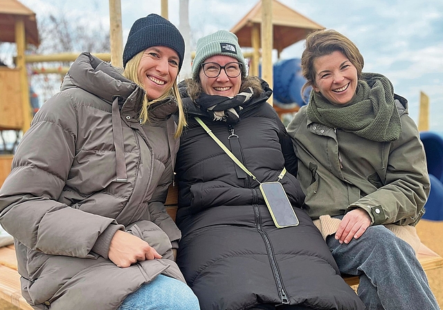 Der Einsatz hat sich gelohnt: Marlou Frei, Pascale Cottens und Nadia Caravatti übergaben den neuen Spielplatz den Kindern. Fotos: Bea Asper