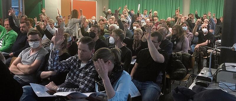 Grosses Interesse: Über 100 Personen besuchten die ausserordentliche Gemeindeversammlung in Büren. Foto: Willi Wenger