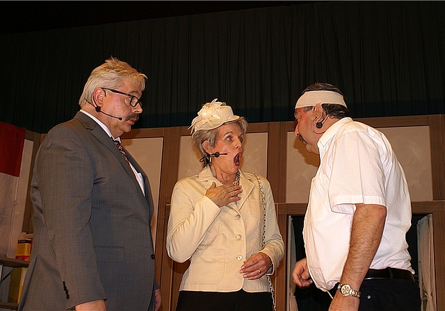 Mühsam und arrogant: Ehepaar Louise und Karl Heinz von Stetten beschwert sich beim angeschlagenen Gemeindeammann Franz Matter. Foto: Jürg Jeanloz
