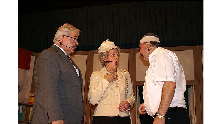 Mühsam und arrogant: Ehepaar Louise und Karl Heinz von Stetten beschwert sich beim angeschlagenen Gemeindeammann Franz Matter. Foto: Jürg Jeanloz