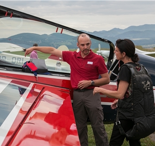 Kunstflug mit mutiger Passagierin: Fluglehrer und Pilot Michael Jermann, zeigt seinem Gast, wo er sich hinsetzen darf. Kunstflug mit mutiger Passagierin: Fluglehrer und Pilot Michael Jermann, zeigt seinem Gast, wo er sich hinsetzen darf.